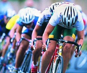 Training, performance, and physical preparation in cycling are key because they optimize cyclists’ endurance, strength, and technique, improve efficiency in races, prevent injuries, and allow the achievement of competitive or personal goals, promoting progress and discipline in the sport.