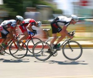 Training, performance, and physical preparation in cycling are key because they optimize cyclists’ endurance, strength, and technique, improve efficiency in races, prevent injuries, and allow the achievement of competitive or personal goals, promoting progress and discipline in the sport.