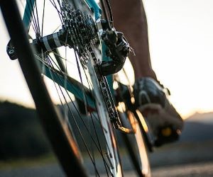 Training, performance, and physical preparation in cycling are key because they optimize cyclists’ endurance, strength, and technique, improve efficiency in races, prevent injuries, and allow the achievement of competitive or personal goals, promoting progress and discipline in the sport.