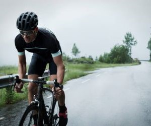 Training, performance, and physical preparation in cycling are key because they optimize cyclists’ endurance, strength, and technique, improve efficiency in races, prevent injuries, and allow the achievement of competitive or personal goals, promoting progress and discipline in the sport.