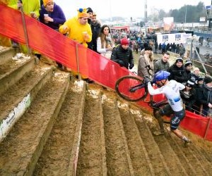 Training, performance, and physical preparation in cycling are key because they optimize cyclists’ endurance, strength, and technique, improve efficiency in races, prevent injuries, and allow the achievement of competitive or personal goals, promoting progress and discipline in the sport.