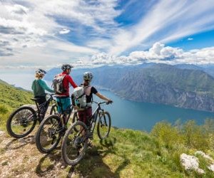 Training, performance, and physical preparation in cycling are key because they optimize cyclists’ endurance, strength, and technique, improve efficiency in races, prevent injuries, and allow the achievement of competitive or personal goals, promoting progress and discipline in the sport.