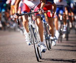 Training, performance, and physical preparation in cycling are key because they optimize cyclists’ endurance, strength, and technique, improve efficiency in races, prevent injuries, and allow the achievement of competitive or personal goals, promoting progress and discipline in the sport.